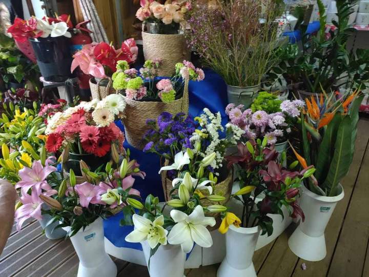 Étalage de fleurs et plantes coupées Saint-Pierre