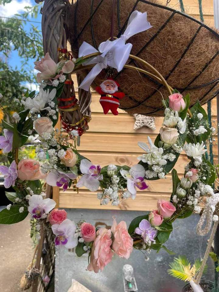 Couronnes de fleurs décoratives Saint-Pierre