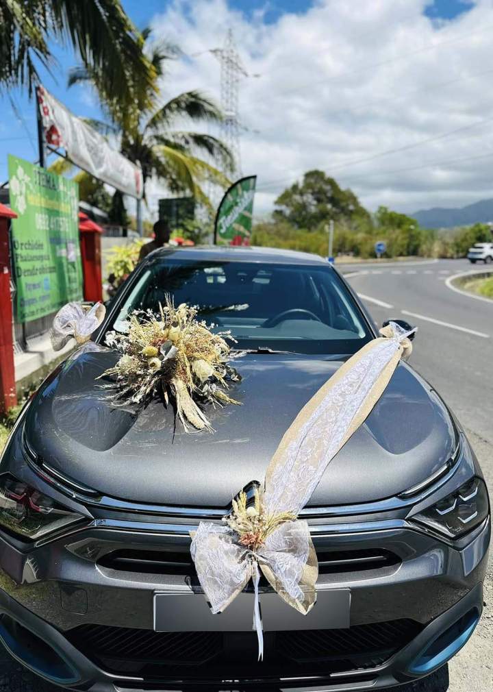 Tête de cortège décorée avec une composition de fleurs sèches et un ruban Saint-Pierre