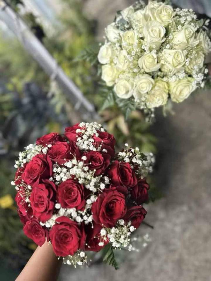 Bouquets de roses rouges et de gypsophile Saint-Pierre